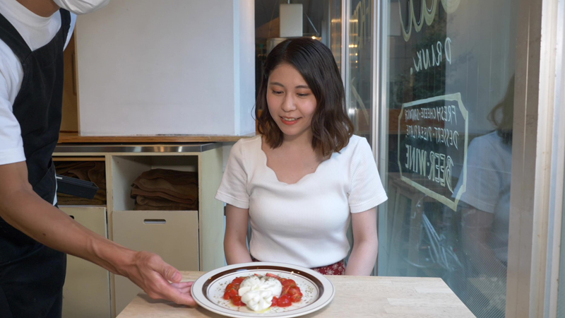 渋谷チーズスタンドCHEESE STAND街にできたてのチーズを女子駅前ガイドEagleTVイーグルテレビたっぷりトマトとブッラータ オレガノ添え