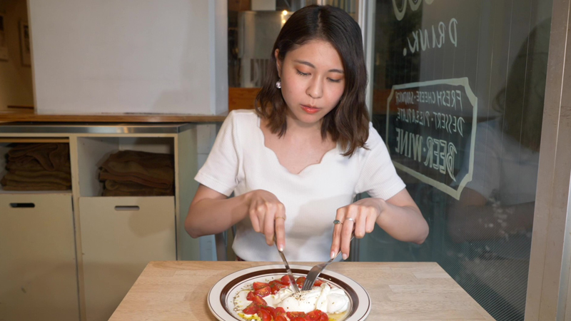 渋谷チーズスタンドCHEESE STAND街にできたてのチーズを女子駅前ガイドEagleTVイーグルテレビたっぷりトマトとブッラータ オレガノ添え